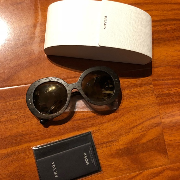 Brand new prada sunglasses. Never been used - Picture 4 of 4